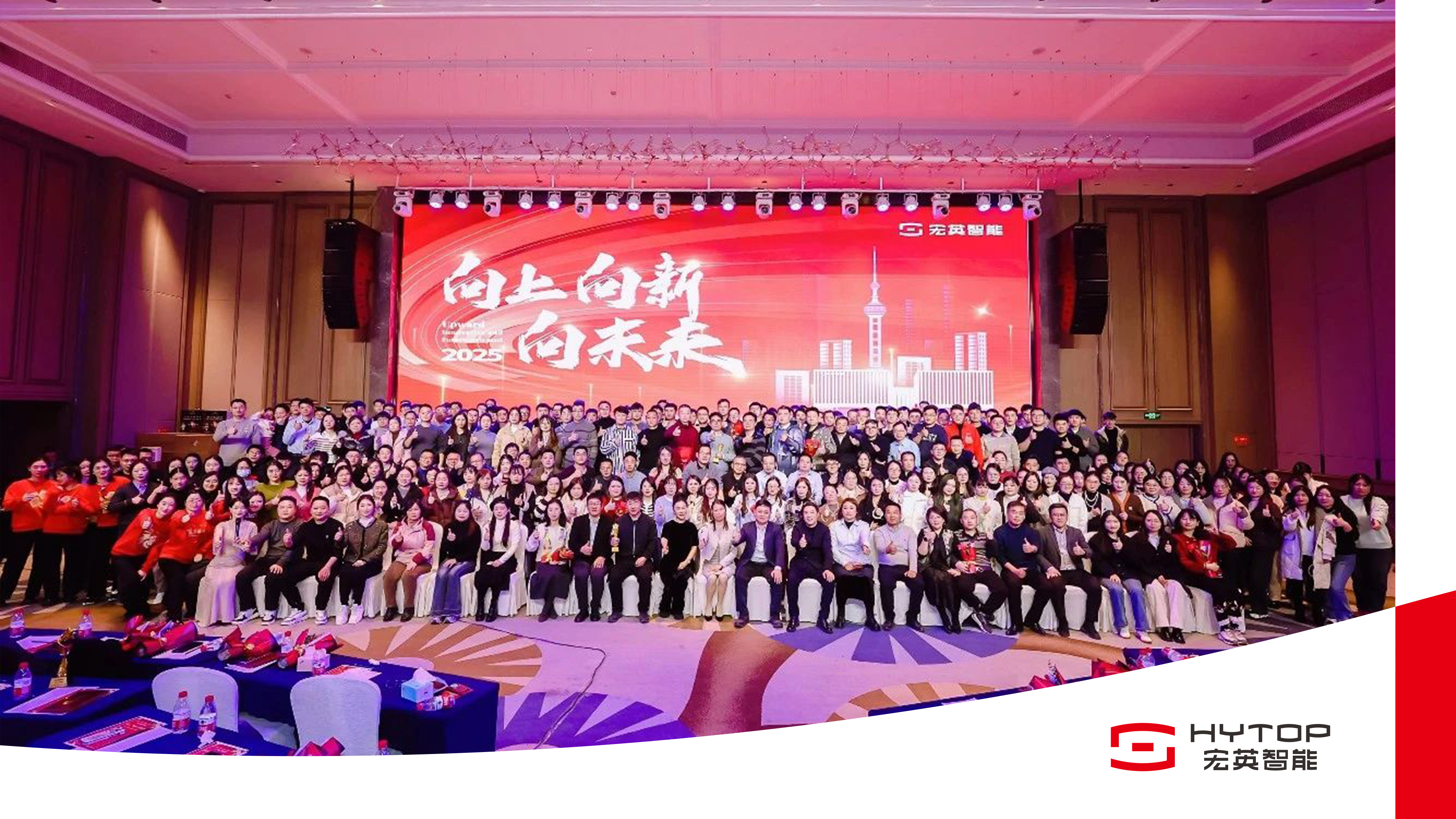 米兰电竞-谢霆锋疑似手持荣耀Magic V6新机 曾现身Magic8发布会